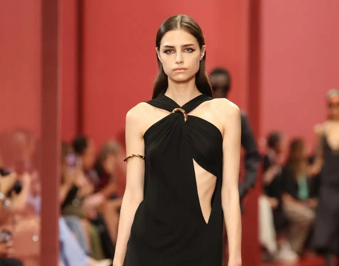 Gucci một lần nữa, không làm giới mộ điệu thất vọng khi mang đến đường kẻ mắt đậm, sắc nét làm chủ đạo.