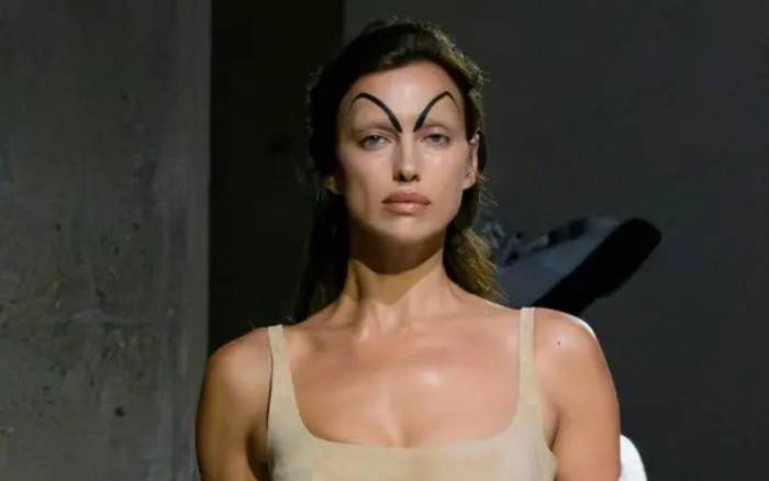 Khám phá các xu hướng làm đẹp nổi bật tại Tuần lễ thời trang Xuân Hè 2025 Ảnh 2