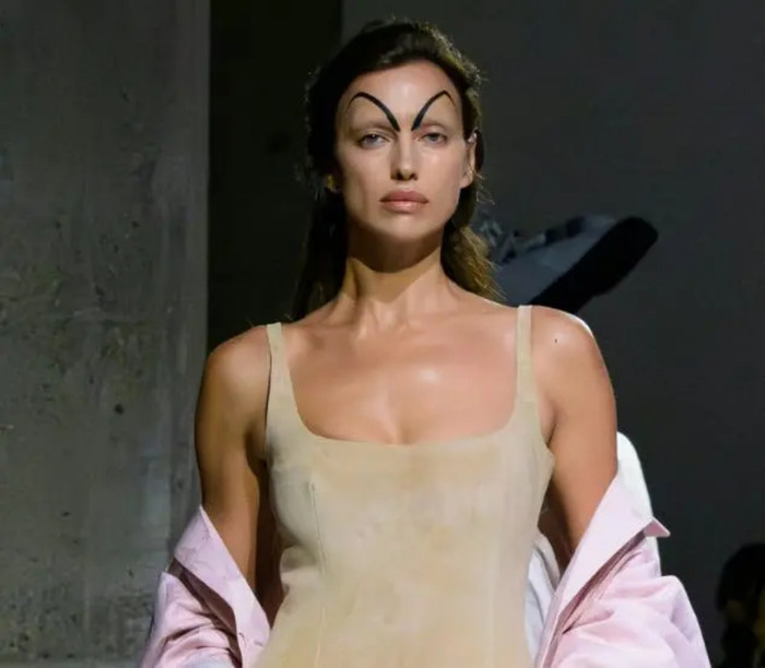 Marni đã tạo tiếng vang lớn với các thiết kế lông mày quá mức, gợi nhớ đến phong cách hoạt hình.