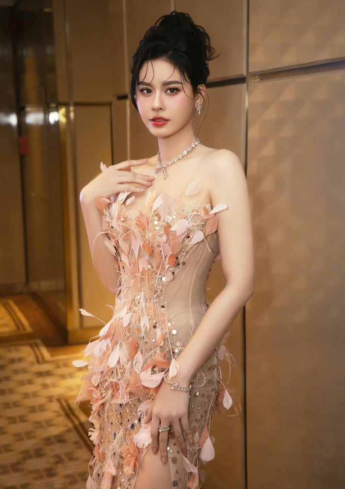 Trương Quỳnh Anh đẹp mỏng manh khi mặc váy. Ảnh: FBNV