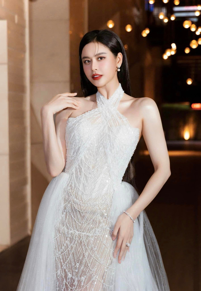 Trương Quỳnh Anh chăm chỉ đầu tư trang phục để luôn chỉn chu mỗi khi xuất hiện. Ảnh: FBNV