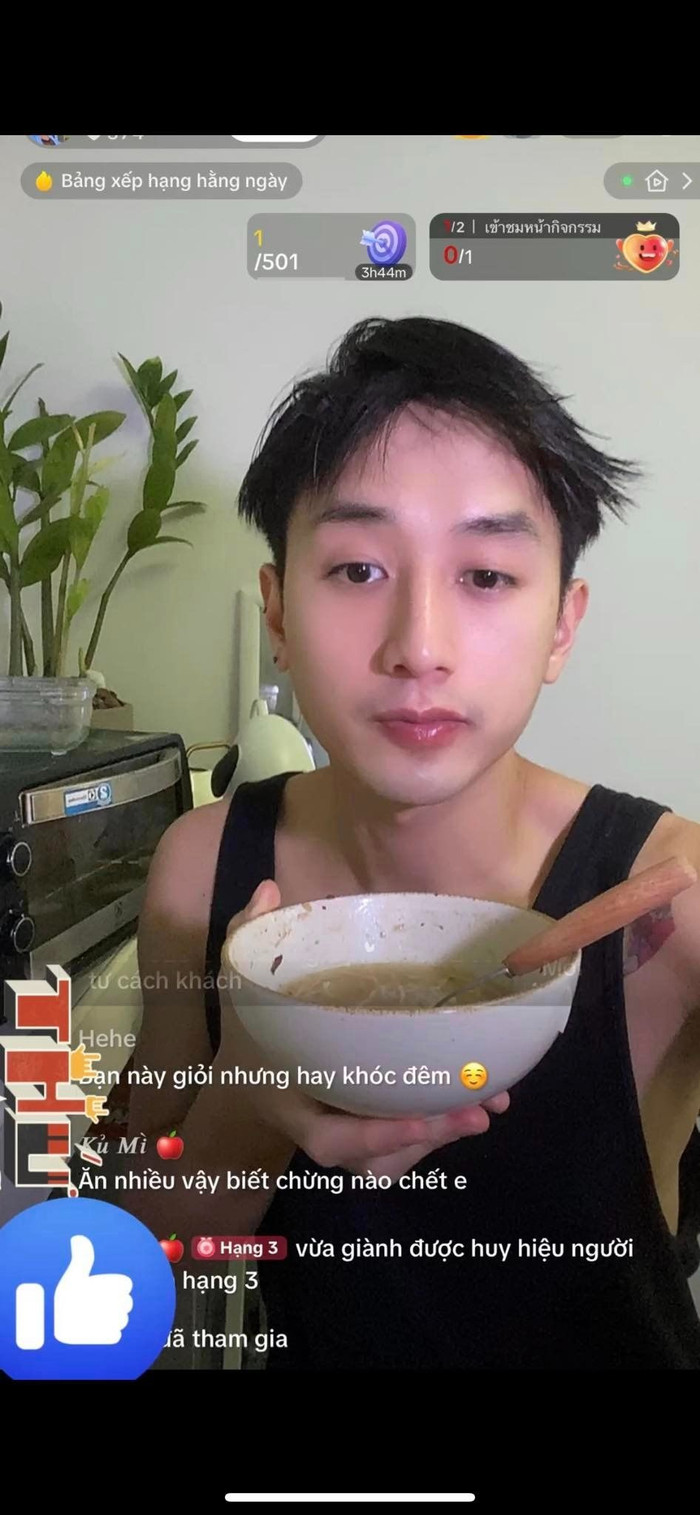 Gần đây, Huy Ma livestream trò chuyện với cư dân mạng để kiếm tiền. (Ảnh chụp TikTok nhân vật)