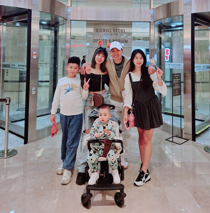 Gia đình hạnh phúc của Mạnh Trường. (Ảnh FBNV)