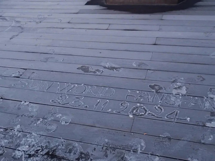 Hôm nay, đỉnh Fansipan nhiệt độ xuống 2 độ C và xuất hiện băng. 