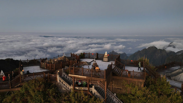 Du khách thích thú khi thấy băng trên đỉnh Fansipan