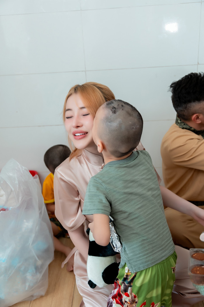Ngân 98 xuất hiện giản dị, gần gũi với các em nhỏ trong các chuyến đi từ thiện đến trại trẻ mồ côi.