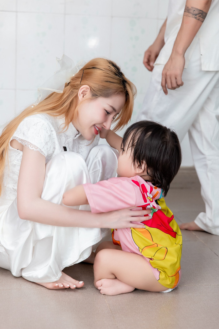 Ngân 98 được nhét 'tiền bo' ngay trên sân khấu, nói rõ mục đích sử dụng Ảnh 2