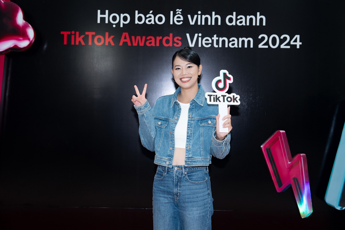 Ánh Viên rạng ngời tham dự Họp báo lễ vinh danh TikTok Awards Vietnam 2024 với đề cử Nhà sáng tạo nội dung thể thao của năm.