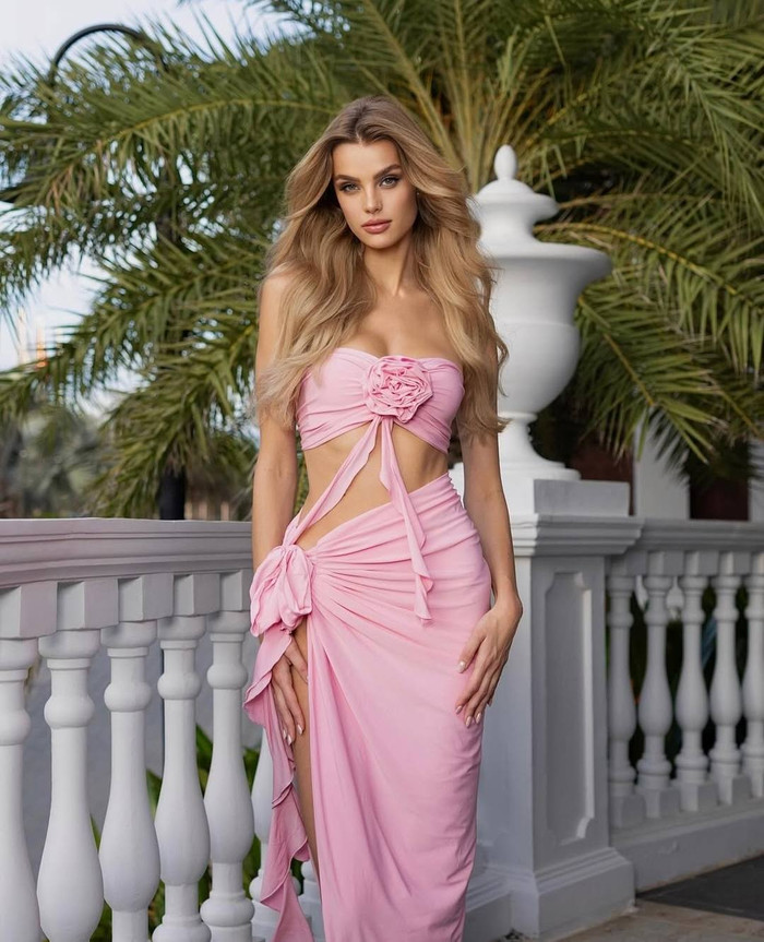 Krystyna Pyszková với chiều cao ấn tượng 1,81 m. Cô được xem là hoa hậu quốc tế có sắc vóc nổi bật nhất đăng quang trong năm 2024. Cô biết nhiều ngoại ngữ như tiếng Anh, Đức, Ba Lan. Đây cũng chính là lợi thế khiến cô hạ gục Mai Phương và nhiều đối thủ khác để đăng quang Hoa hậu Thế giới. 