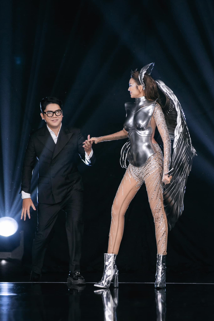 Thanh Hằng cho biết phải có đến 6 người bạn giúp mình xử lý bộ đồ trước khi ra diễn. 'Dù uống sâm rồi nước ngọt các kiểu nhưng suýt chút tôi bỏ cuộc rồi đó. Các sợi dây đan chéo rồi cột vào ngay ức ngực, còn cạnh cánh chỉa vào phía sau ngay xương sống', đệ nhất vedette làng mốt Việt chia sẻ về độ khó khi trình diễn trang phục này. 