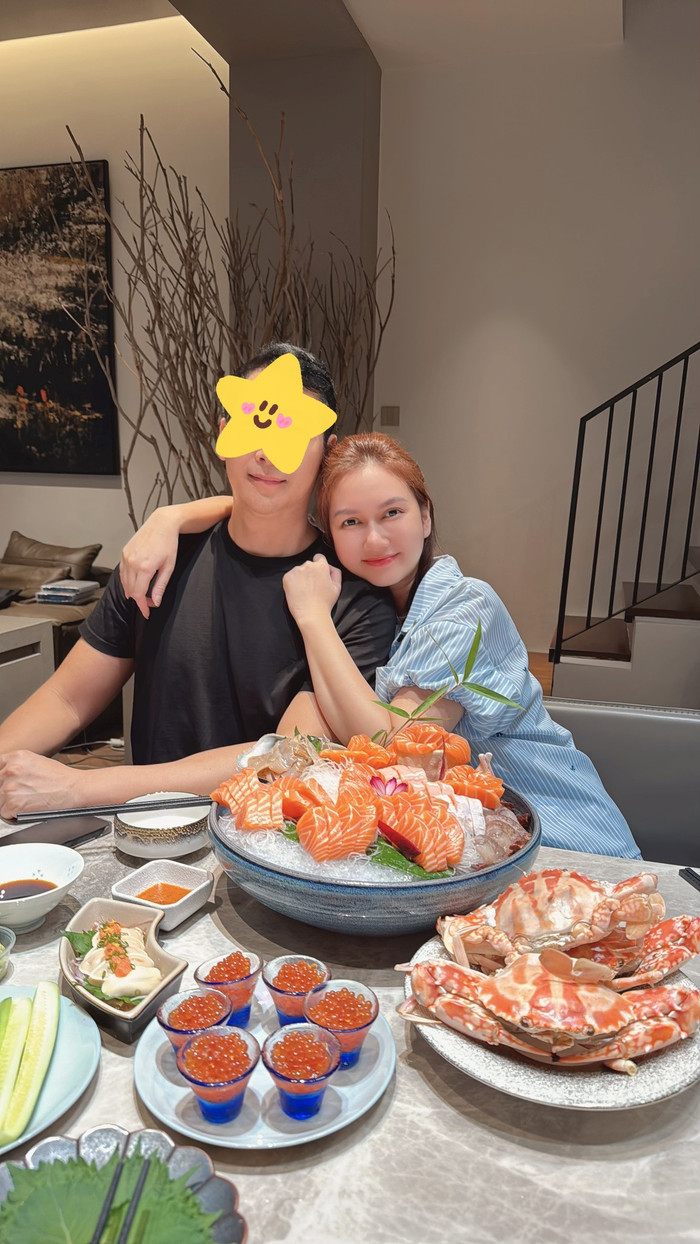 Dù có thời gian dài bên nhau và chuẩn bị đón thành viên mới, Hương Giang vẫn chưa hé lộ thêm thông tin cũng như dung mạo của 'nửa kia'. 