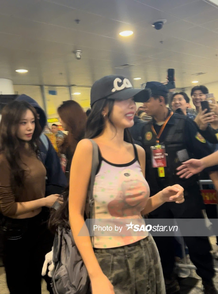 Các thành viên nhóm T-ara có mặt ở sân bay Nội Bài lúc 13h30 phút (theo giờ Việt Nam).