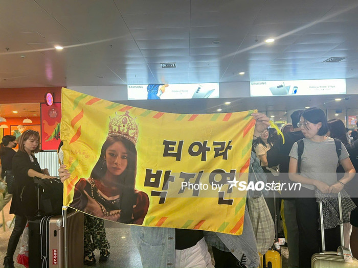 Các banner được người hâm mộ phủ kín chào đón thần tượng.