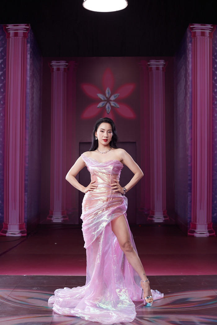 Màn giới thiệu thứ ba là ca sĩ - biên đạo múa  Phạm Lịch. Cô nàng nổi bật với nhan sắc mặn mà cùng đôi môi đỏ và chiếc váy cúp ngực màu hồng ánh kim dài chấm gót. Nữ ca sĩ đeo thêm vòng cổ dây xích vàng để nhấn nhá thêm độ sang trọng cho tổng thể.