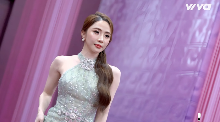 Người chơi thứ hai là diễn viên Quỳnh Nga. Mỹ nhân sinh năm 1989 mặc thiết kế váy dạ hội cổ yếm màu xanh ngọc bích nhạt, bộ cánh được đính đá cườm nhiều kích cỡ kết hợp thêm chi tiết xẻ đùi ấn tượng. Vóc dáng thanh mảnh của Quỳnh Nga được nhiều người khen ngợi. Được biết, để duy trì được phong độ hình thể, nữ diễn viên luôn chăm chỉ luyện thể thao với những bộ môn như gym, pickleball. 