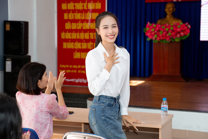 Á hậu Ngọc Hằng giản dị khi tham gia các hoạt động cộng đồng.