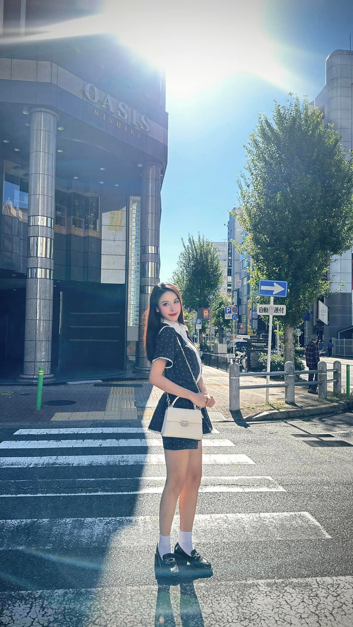 Á hậu Ngọc Hằng 'cân' mọi phong cách từ dịu dàng, năng động, đến cá tính, quyến rũ để khoe triệt để lợi thế về hình thể.