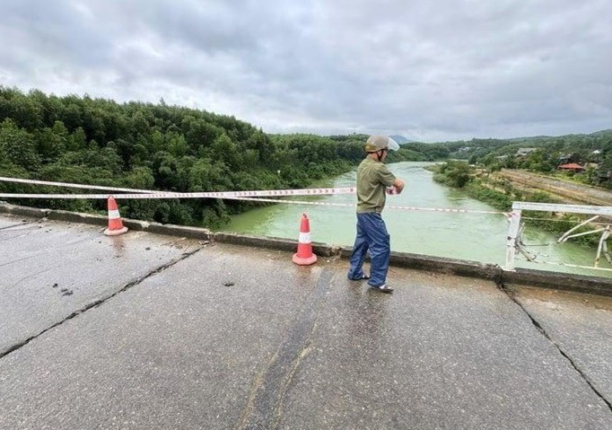 Lực lượng chức năng phong toả hiện trường.