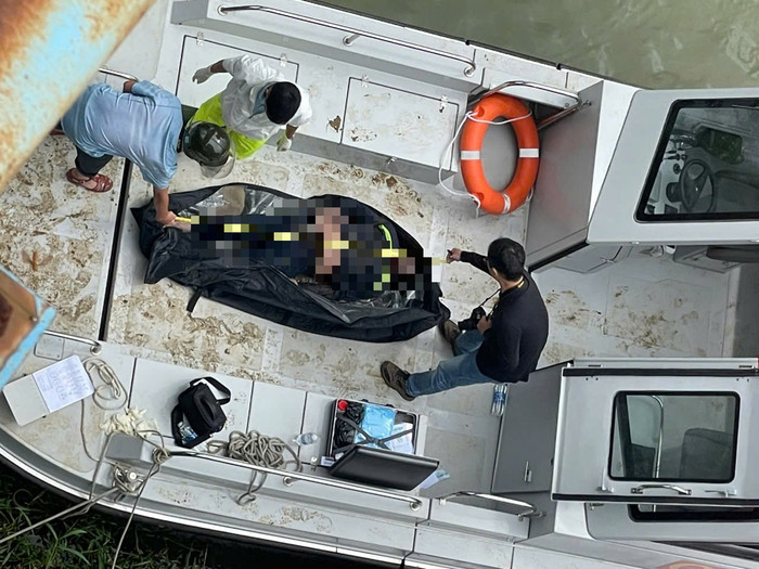 Đã tìm thấy nạn nhân thứ 2 trong vụ việc xe chở rác đâm vào thành cầu rồi rơi xuống sông Hữu Trạch ở Thừa Thiên - Huế. Ảnh: Báo Người Lao Động.