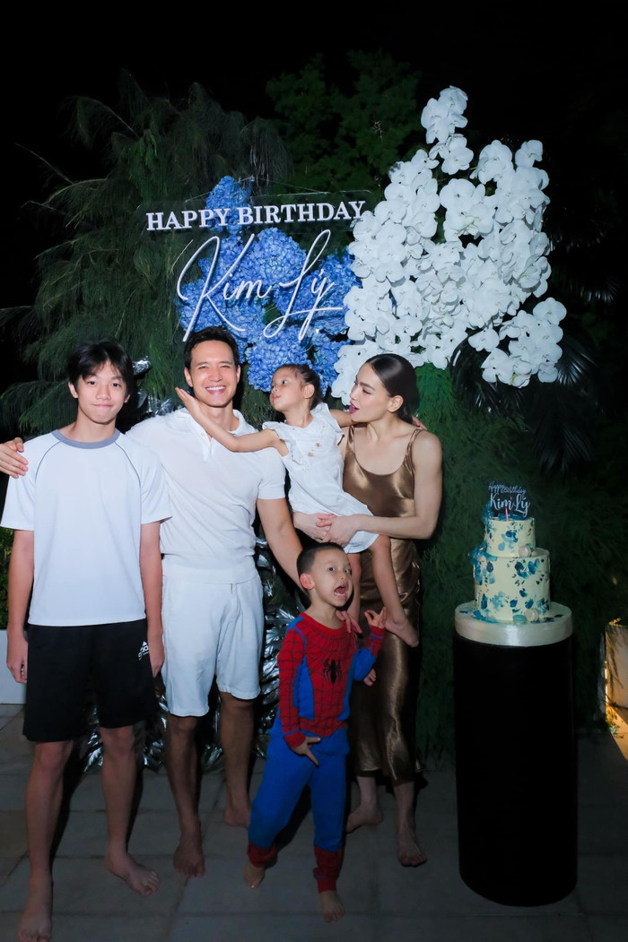 Tổ ấm hạnh phúc của Hồ Ngọc Hà và Kim Lý bên cạnh các con. (Ảnh: FBNV)