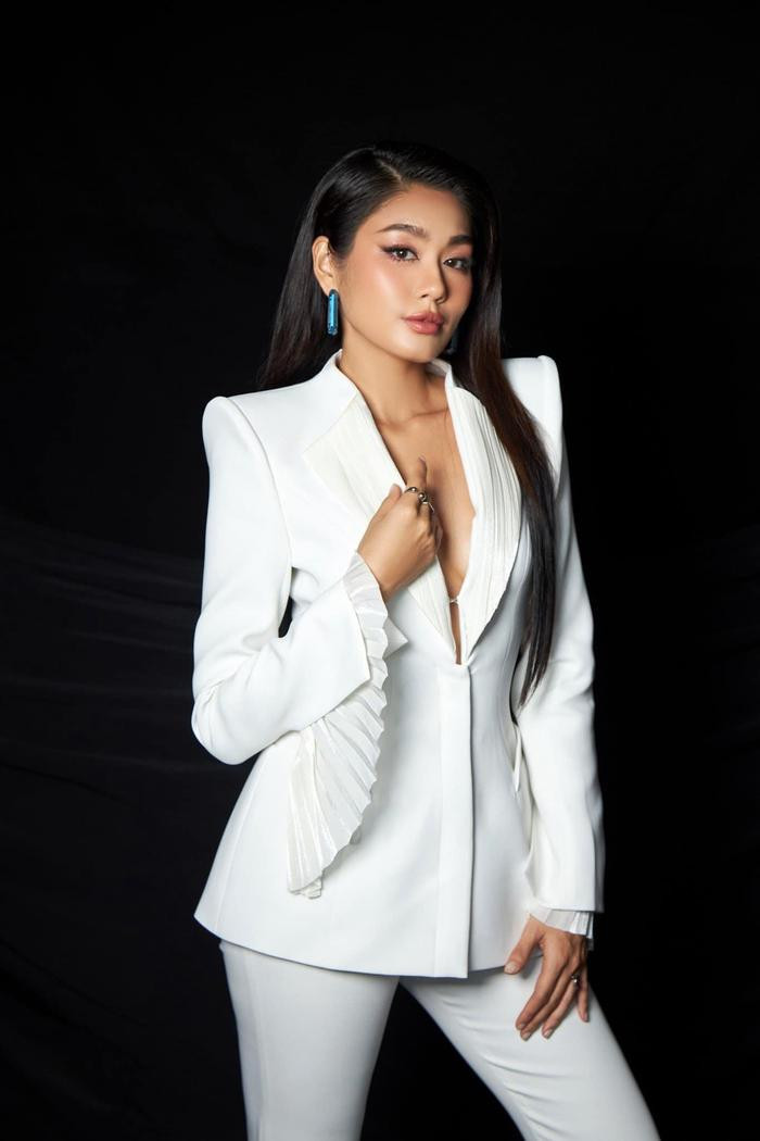 'Mất đi Miss Universe là một nỗi đau'. Câu nói này sinh ra là để dành cho Lê Thảo Nhi. Với danh hiệu á hậu 1 Hoa hậu Hoàn vũ Việt Nam 2022, tưởng chừng như cô sẽ nối gót Ngọc Châu đi chinh chiến. Nhưng chính việc mất bản quyền đã khiến ước mơ của cô bị ngâm giấm. Fan sắc đẹp vẫn mong muốn được nhìn thấy một chiến thần nuốt mic Thảo Nhi sẽ tỏa sáng tại sân khấu Hoàn vũ. 