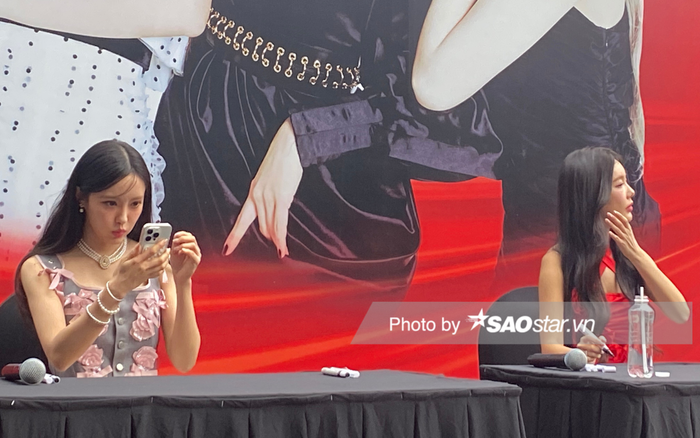 Hyomin và Qri (T-ara) tranh thủ tút tát trước khi cho chữ ký, trò chuyện và chụp ảnh riêng với người hâm mộ