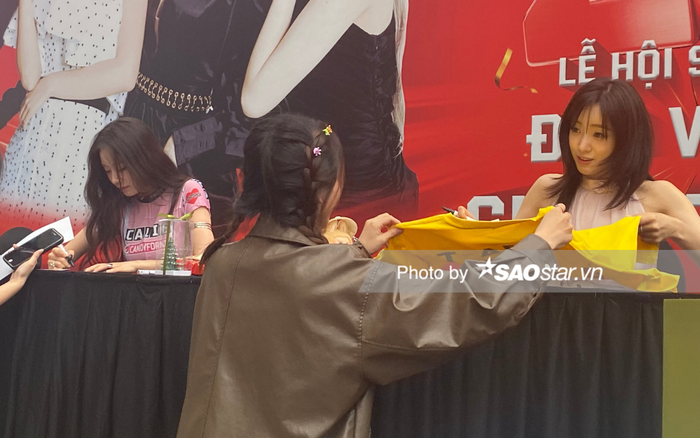 Jiyeon và Eunjung (T-ara) thoải mái ký tặng người hâm mộ