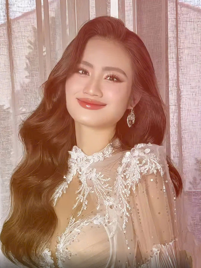 Tạo hình cô dâu của Hoa hậu Ý Nhi nhận được phản ứng tích cực từ netizen. Được biết, đây là tạo hình mà nàng hậu sẽ mang đến đêm chung kết Mr World sắp đến. Bên dưới phần bình luận, nhiều khán giả dành lời khen cho gu thẩm mỹ của nàng hậu. Một số bình luận như sau: 'Layout này xuất sắc nha', 'Mặc như vậy đẹp nha', 'Xinh quá, đẹp lung linh', 'Cố gắng giữ layout này nha bé',...