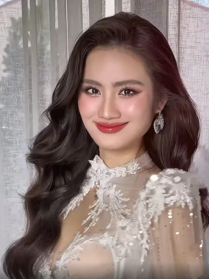 Mới đây,  Hoa hậu Ý Nhi đăng tải đoạn clip ngồi trong phòng chỉnh trang tạo hình. Người đẹp xứ Nẫu thu hút sự chú ý khi diện mẫu váy cô dâu phủ tulle trắng, điểm xuyết hoạ tiết hoa lá kỳ công.  