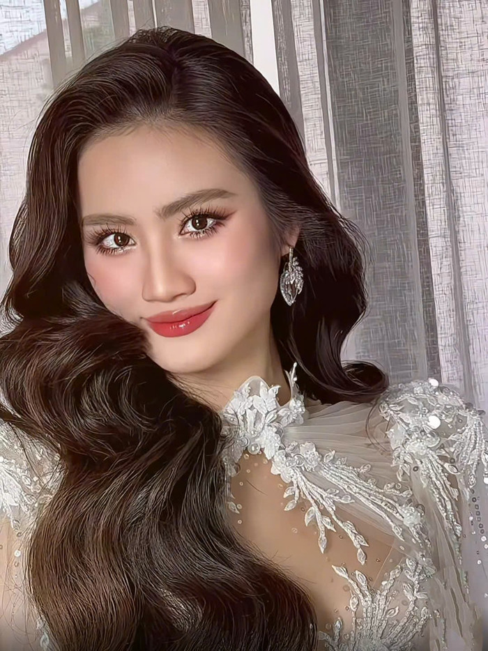 Mẫu váy cưới thêu hoa được xử lí hiệu ứng xuyên thấu khá tinh tế với nền vải tệp vào da người mặc. Trong chất liệu mỏng, corset ôm sát tôn lên đường cong cơ thể Hoa hậu Ý Nhi. Phần cầu vai độc đáo mang đến nét ngoài quyền lực nhưng vẫn giữ được sự nữ tính.