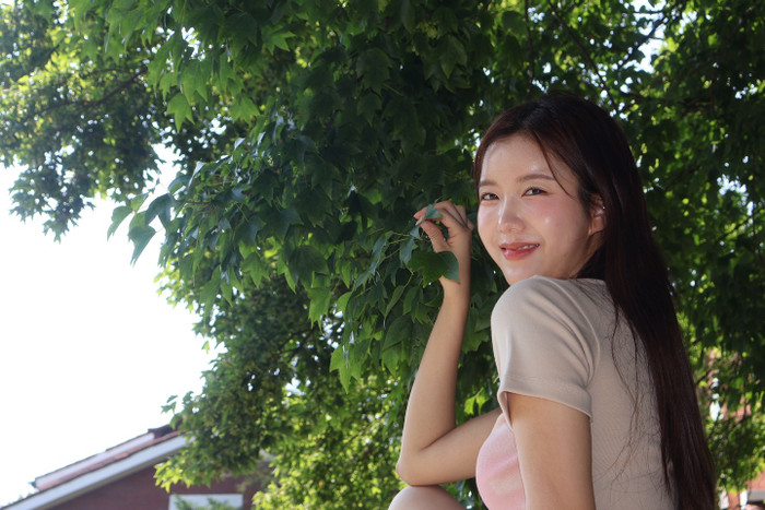 Cô nàng có gu thời trang đơn giản nhưng tôn lên nét nữ tính, thu hút người đối diện. (Ảnh: FBNV)