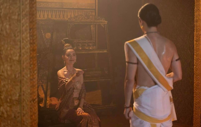 Bộ phim được gán mác 18+ vì tràn ngập cảnh nóng giữa nữ chính và các diễn viên nam. 