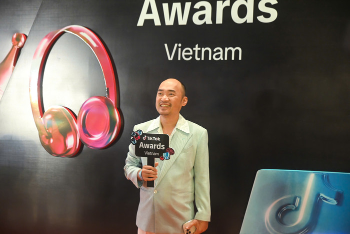 Diễn viên Tiến Luật 'cô đơn' trên thảm đỏ Tiktok Awards Việt Nam 2024.