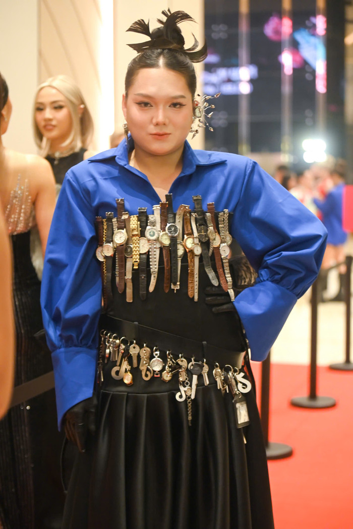 Phạm Thoại chơi cực 'trội' với bộ váy custom riêng bằng đồng hồ và chìa khóa. 