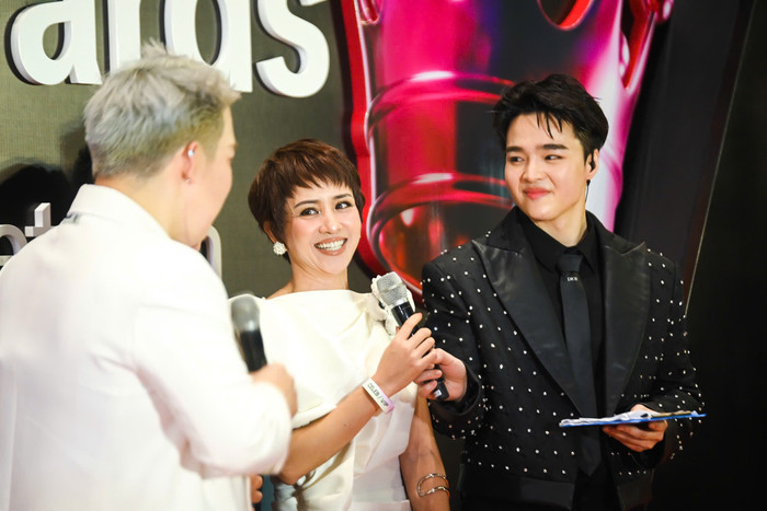 Vận động viên Thúy Hiền cùng bộ đôi MC Tun Phạm và Long Chun.