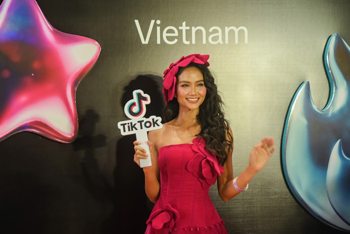 Hoa hậu H'Hen Niê khoẻ vẻ đẹp khoẻ khắn trong đêm Gala.