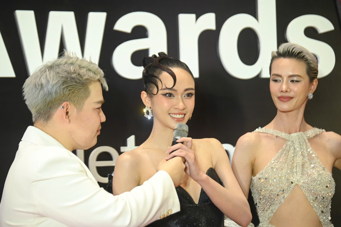 Á Hậu Vũ Thúy Quỳnh và người mẫu Hà Kino với hai bộ váy khoét xẻ táo bạo khoe trọn vóc dáng ăn tiền, càn quét thảm đỏ sự kiện hôm nay.