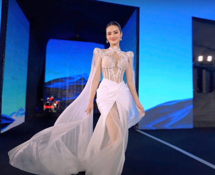 Khi vào bên trong sự kiện, Hoa hậu Ý Nhi tháo vương miện búi tóc để lên trao giải cho dàn thí sinh của Mr World 2024. Cô sải bước ra sân khấu đầy tự tin cùng trang phục trong suốt. 