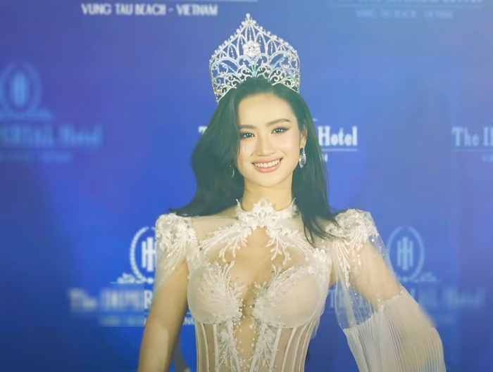 Ý Nhi được khen ngợi ngày càng thăng hạng nhan sắc sau khi trải qua nhiều thị phị. 