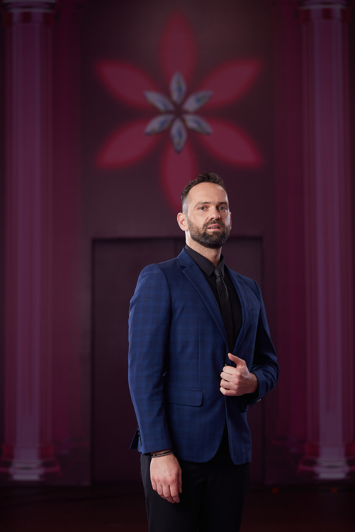 Daniel Denev, vũ công Bước Nhảy Hoàn Vũ 5 mùa, trong đó từng đạt Quán quân Bước Nhảy Hoàn Vũ 2014 và 2015, giải ba Bước Nhảy Hoàn Vũ 2016. “Tôi bắt đầu học hỏi nhiều hơn về nhảy và cảm xúc bên trong khi nhảy. Khiêu vũ không chỉ đơn thuần là nhảy mà còn là sự hoà hợp về mọi thứ bên trong khi nhảy với những chuyển động của cơ thể”, anh chia sẻ. 