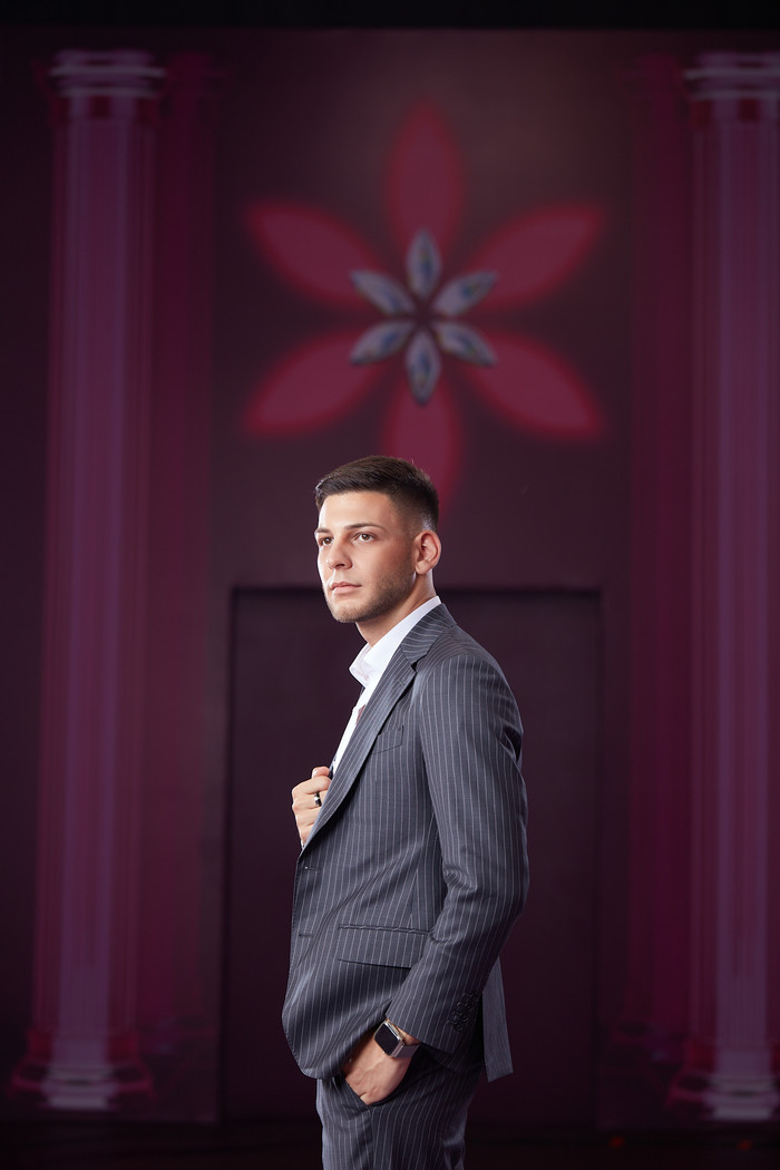 Valkov Dimitar, đến từ Bulgaria, là vũ công chuyên nghiệp và có nhiều giải thưởng solo của các cuộc thi trên thế giới. Anh từng vô địch giải khiêu vũ quốc gia Bulgaria 2013, giải tư lễ hội khiêu vũ Metropolitan 2020. 