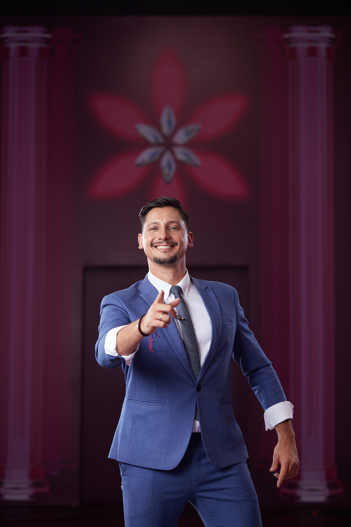 Kristian Yordanov từng là Quán quân Bước Nhảy Hoàn Vũ 2014, Á quân Bước Nhảy Hoàn Vũ 2015, Vô địch quốc gia và lọt vào top 10 thế giới. Anh chia sẻ: “Tôi là một vũ công và biên đạo từ khi tôi 6 tuổi. Tôi trở lại sàn nhảy Bước Nhảy Hoàn Vũ sau 8 năm và sẽ đốt cháy sân khấu”.