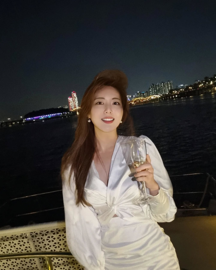 Không chỉ sở hữu nhan sắc nổi bật, Lee Soo Yeon còn gây ấn tượng với vóc dáng cân đối và vòng eo siêu thực, khiến cô trở thành hình mẫu lý tưởng. Trong đời thường, người đẹp yêu thích phong cách thời trang giản dị, kín đáo, ưu tiên những thiết kế không quá cầu kỳ nhưng vẫn thanh lịch.