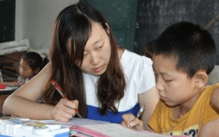 Thấy bài toán '10-3-2=5' của con bị chấm sai, mẹ tìm cô giáo để hỏi cho ra lẽ Ảnh 2