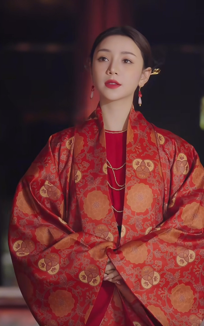 Quỳnh Kool gây sốt khi diện cổ phục rực rỡ