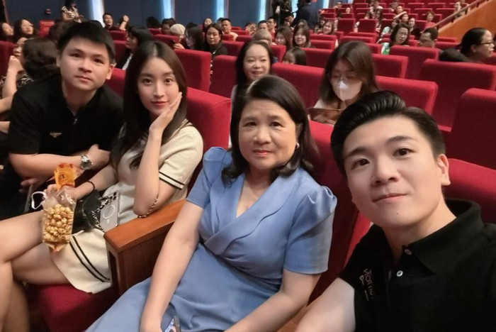Hoa hậu Đỗ Mỹ Linh lộ diện rạng rỡ bên gia đình thiếu gia Đỗ Vinh Quang. (Ảnh: FB Đỗ Quang Vinh)