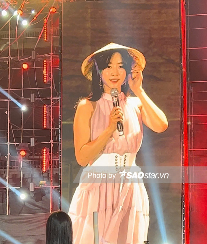 Nữ ca sĩ đội nón lá giao lưu cùng khán giả.