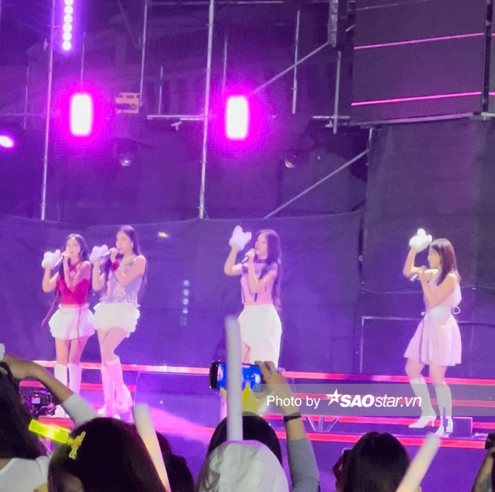 4 cô gái quẩy hết mình trong đêm nhạc.