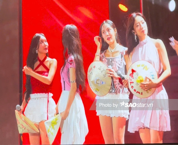 Các thành viên T-ara xúc động trước tình cảm của khán giả Việt.