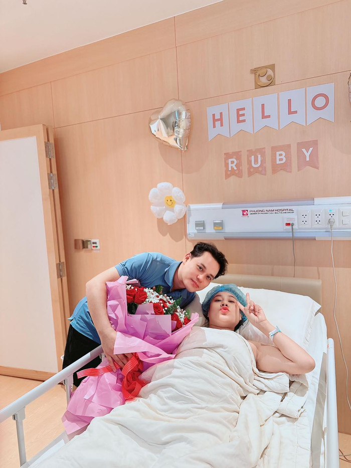 Sau khi sinh, Hồ Bích Trâm tạm dừng công việc trong 1 tháng để nghỉ ngơi. (Ảnh: FBNV)